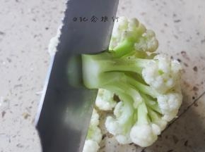 将花菜、花椰菜切成小块备用