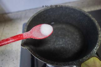 锅里倒水放一点点盐、一点食用油放入花菜跟花椰菜焯熟备用