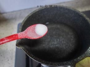 锅里倒水放一点点盐、一点食用油放入花菜跟花椰菜焯熟备用