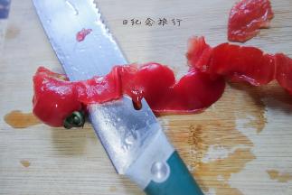 将小番茄片成薄片中间的芯去掉不要