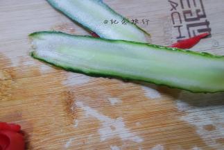 黄瓜用刀削成薄片