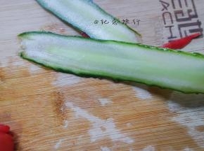 黄瓜用刀削成薄片