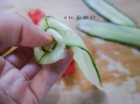 卷成这样的玫瑰花底部用牙签固定，一定要削的很薄不然很难卷哦