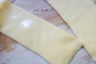 芝士片切成细条也跟番茄一样卷起来变成一朵花