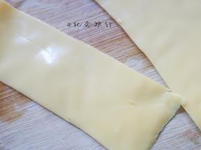 芝士片切成细条也跟番茄一样卷起来变成一朵花