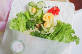  最后油纸用贴纸粘好，下面用一个绳子捆住就是一束花的样子了