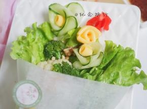 最后油纸用贴纸粘好，下面用一个绳子捆住就是一束花的样子了