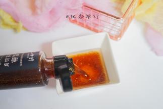 13、	将黑醋汁倒在碟子里