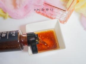 13、	将黑醋汁倒在碟子里