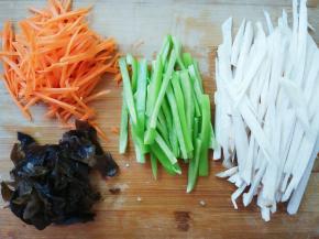 杏鲍菇、尖椒、胡萝卜、木耳切丝。