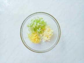 葱姜蒜切末。