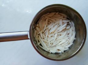 杏鲍菇热水焯烫1、2分钟。