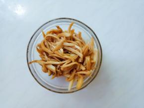 杏鲍菇捞出攥出水份，用调味辅料腌制一下，拌上少许油。