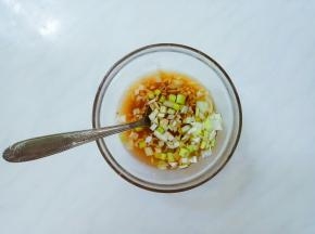 调制鱼香汁。