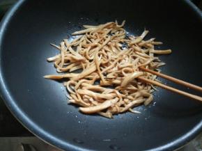 起锅三成热油，放入杏鲍菇滑散。