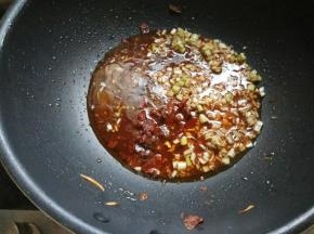 倒入鱼香汁。