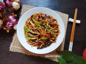 嫩滑的菌丝包裹鱼香汁，鲜香可口。