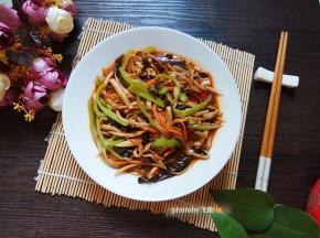 嫩滑的菌丝包裹鱼香汁，鲜香可口。