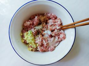 肉馅用调味料（除葱花外）味上，逐渐加入适量清水搅上劲。