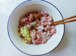 肉馅用调味料（除葱花外）味上，逐渐加入适量清水搅上劲。