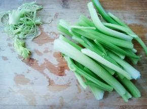 芹菜清洗干净，对折撕去筋膜。