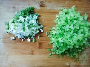 芹菜焯烫热水，变色后捞出控水冲凉，切碎。大葱切碎。