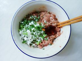 临近开始包饺子之前的时候取出肉馅，再放入葱花，加耗油拌匀。