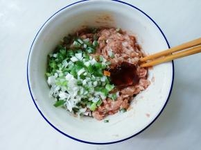 临近开始包饺子之前的时候取出肉馅，再放入葱花，加耗油拌匀。