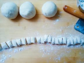 面团醒发好后，分成四份，每份搓成长条，切成均等的剂子。