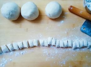 面团醒发好后，分成四份，每份搓成长条，切成均等的剂子。