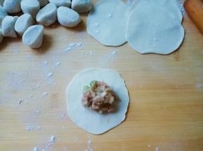 每份擀圆皮，装馅。