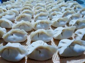 包完后，放在撒了干粉的盖帘上。