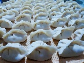 包完后，放在撒了干粉的盖帘上。