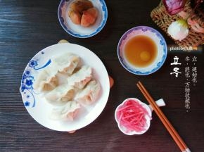 起锅，凉水开后下饺子，盖盖大火。水再次开后掀开盖子，点凉水，反复2、3次即可捞出盛盘。