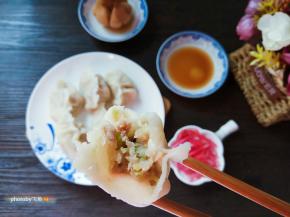 咬一口饺子，脆生的芹菜被包裹在嫩滑的肉丸中，吃起没商量。
夹一口饺子，就着一口自家腌的糖蒜，再来一筷子酸甜心里美，简直舒坦极了。