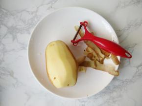 土豆去皮备用。