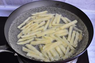 锅中水烧沸，放入土豆条