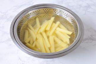 再次放入凉水中清洗一下。