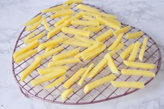 捞出后沥净水份。一次可以多做点，分装保鲜袋里后冷冻