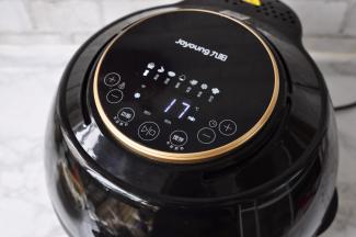 选择空气炸锅的薯条键，如果是烤箱，选200度，大约15-20分钟，请根据自已切的薯条厚度来观察实际情况。