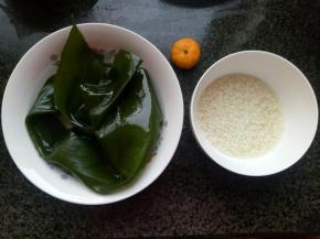 泡发一段海带，切小片，粳米淘洗干净，没有陈皮了放了一个小桔子。