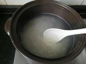 锅内水开下米。