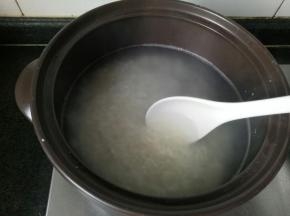 锅内水开下米。