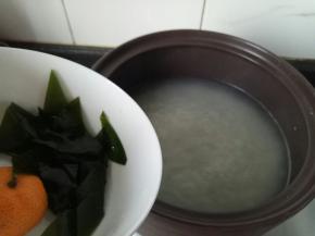 下入海带片和桔子，大火煮开转小火。