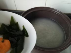 下入海带片和桔子，大火煮开转小火。