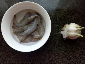 虾洗净，去虾枪泥肠，大蒜剥皮。