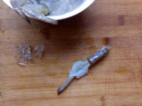 去虾皮，留头尾壳，背部切开。