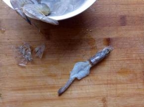 去虾皮，留头尾壳，背部切开。