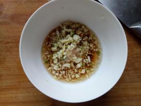 加盐，蒸象豉油，植物油拌成料汁。