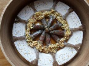 淋在虾背上，放辣椒圈装饰一下。